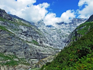 Zarif Maderanertal vadinin üzerinde alp zirveleri-Uri Kantonu, Isviçre