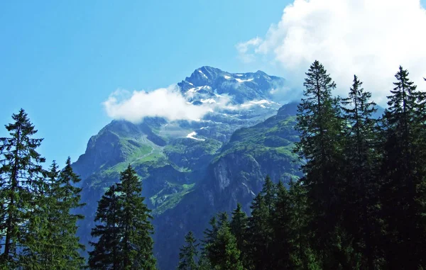 Picos Alpinos Sobre Suave Valle Maderanertal Cantón Uri Suiza — Foto de Stock