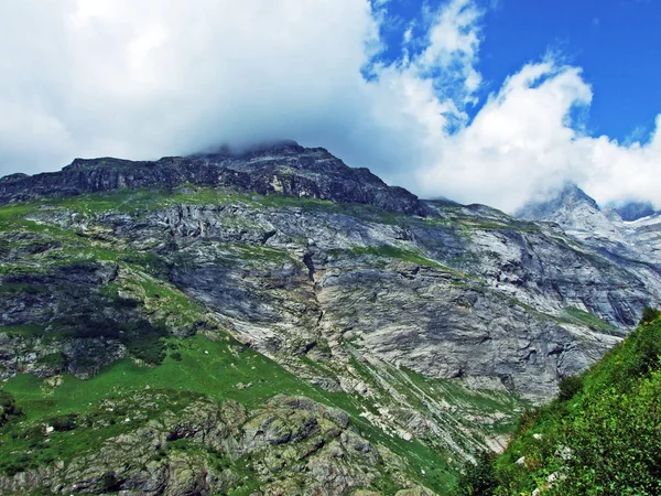 Alpejskie Szczyty Nad Delikatną Doliną Maderanertal Canton Uri Szwajcaria — Zdjęcie stockowe