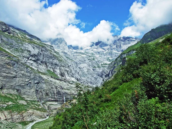 Picos Alpinos Acima Suave Vale Maderanertal Cantão Uri Suíça — Fotografia de Stock