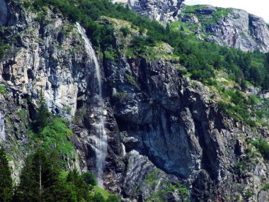 Şelale Sidensackfall veya Wasserfall Sidensackfall, Maderanertal alp Vadisi 'nde Spritzbach dere-Uri Kantonu, Isviçre