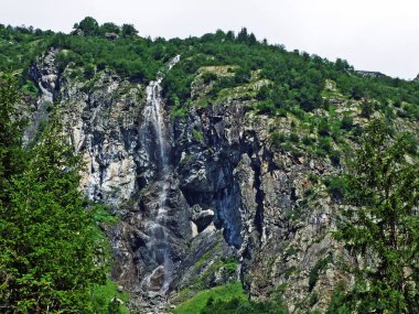 Şelale Sidensackfall veya Wasserfall Sidensackfall, Maderanertal alp Vadisi 'nde Spritzbach dere-Uri Kantonu, Isviçre