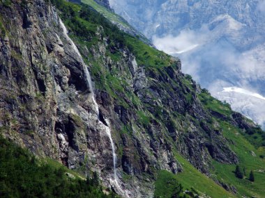Şelale Milchbachfall veya Wasserfall Milchbachfall, Maderanertal alp Vadisi 'nde Milchbach dere-Uri Kantonu, Isviçre