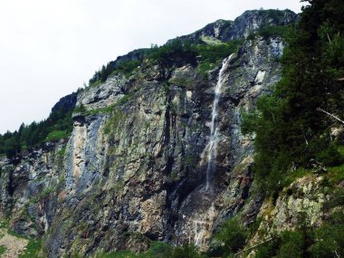 Şelale Milchbachfall veya Wasserfall Milchbachfall, Maderanertal alp Vadisi 'nde Milchbach dere-Uri Kantonu, Isviçre