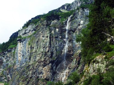 Şelale Milchbachfall veya Wasserfall Milchbachfall, Maderanertal alp Vadisi 'nde Milchbach dere-Uri Kantonu, Isviçre