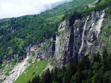 Şelale Milchbachfall veya Wasserfall Milchbachfall, Maderanertal alp Vadisi 'nde Milchbach dere-Uri Kantonu, Isviçre
