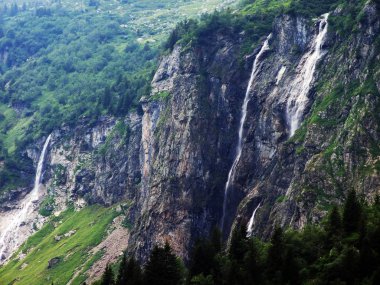 Şelale Milchbachfall veya Wasserfall Milchbachfall, Maderanertal alp Vadisi 'nde Milchbach dere-Uri Kantonu, Isviçre
