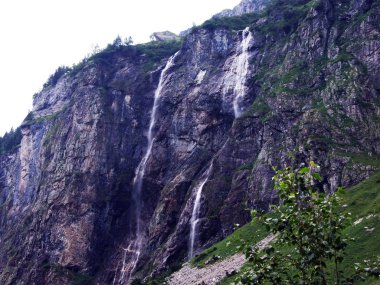 Şelale Milchbachfall veya Wasserfall Milchbachfall, Maderanertal alp Vadisi 'nde Milchbach dere-Uri Kantonu, Isviçre