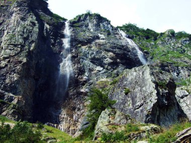 Şelale Milchbachfall veya Wasserfall Milchbachfall, Maderanertal alp Vadisi 'nde Milchbach dere-Uri Kantonu, Isviçre