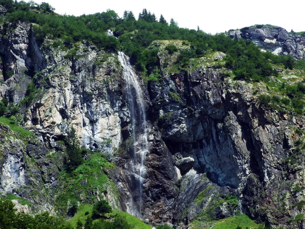 Sidensackfall または Wasserfall Sidensackfall Maderanertal の高山谷の Spritzbach ストリーム スイス — ストック写真