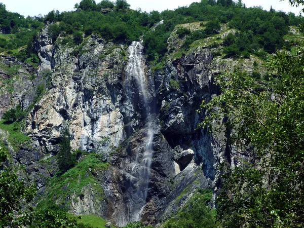 Sidensackfall または Wasserfall Sidensackfall Maderanertal の高山谷の Spritzbach ストリーム スイス — ストック写真