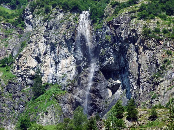 Sidensackfall または Wasserfall Sidensackfall Maderanertal の高山谷の Spritzbach ストリーム スイス — ストック写真