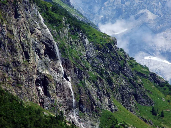 Водопад Milchbachfall Wasserfall Milchbachfall Милхбах Поток Альпийской Долине Maderanertal Кантон — стоковое фото