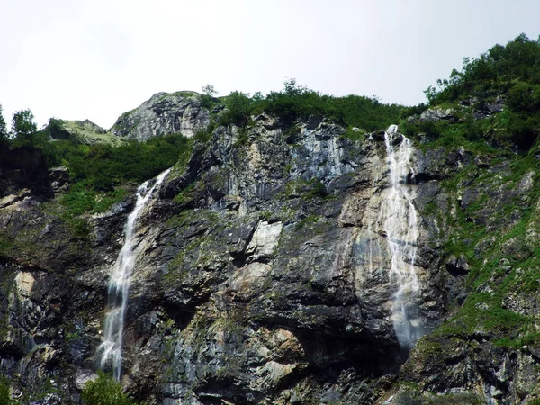 Wodospad Milchbachfall Lub Wasserfall Milchbachfall Milchbach Strumienia Alpejskiej Dolinie Maderanertal — Zdjęcie stockowe