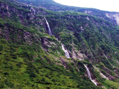 Şelale Lammerbachfall veya Wasserfall Lammerbachfalle, Lammerbach akış Maderanertal Vadisi Alp - Uri Canton, İsviçre