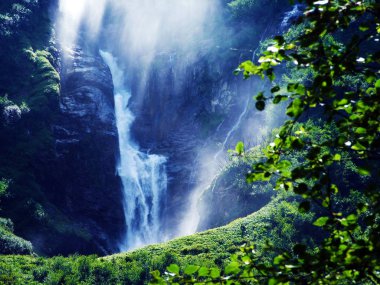 Şelale Stauber veya Wasserfall Stuber, Brunnibach akış Maderanertal Vadisi Alp - Uri Canton, İsviçre