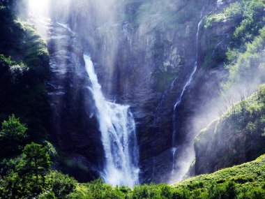 Şelale Stauber veya Wasserfall Stuber, Brunnibach akış Maderanertal Vadisi Alp - Uri Canton, İsviçre