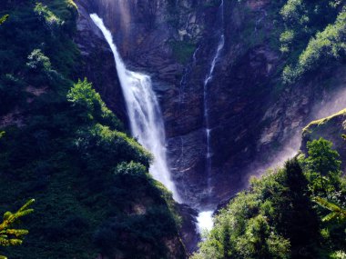 Şelale Stauber veya Wasserfall Stuber, Brunnibach akış Maderanertal Vadisi Alp - Uri Canton, İsviçre