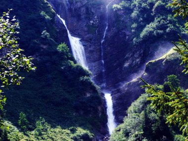 Şelale Stauber veya Wasserfall Stuber, Brunnibach akış Maderanertal Vadisi Alp - Uri Canton, İsviçre
