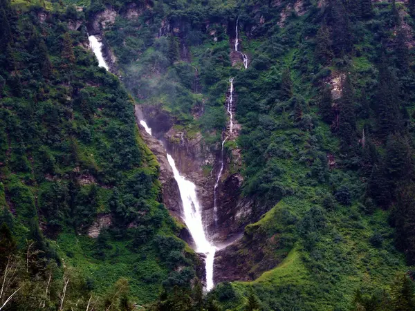 Stauber または Wasserfall ステューバー Maderanertal の高山谷の Brunnibach ストリーム スイス — ストック写真