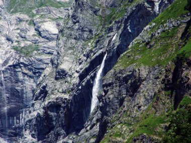 Kaynak ve şelale Hufinquelle alp Vadisi Maderanertal-Uri Kantonu, Isviçre