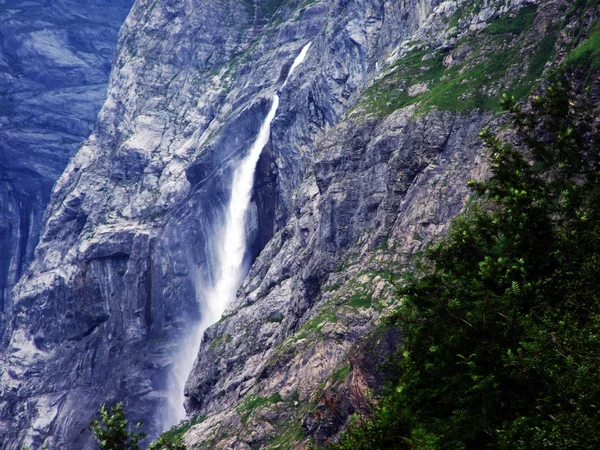 Fonte Cascata Hufinquelle Nella Valle Alpina Maderanertal Canton Uri Svizzera — Foto Stock