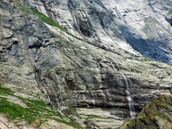 Seizoensgebonden Karst Bronnen Gletsjerwater Vallen Alpenvallei Van Maderanertal Kanton Uri — Stockfoto