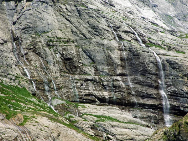 Mevsimlik karstik yaylar ve buzul şelaleler Maderanertal Vadisi Alp - Uri Canton, İsviçre