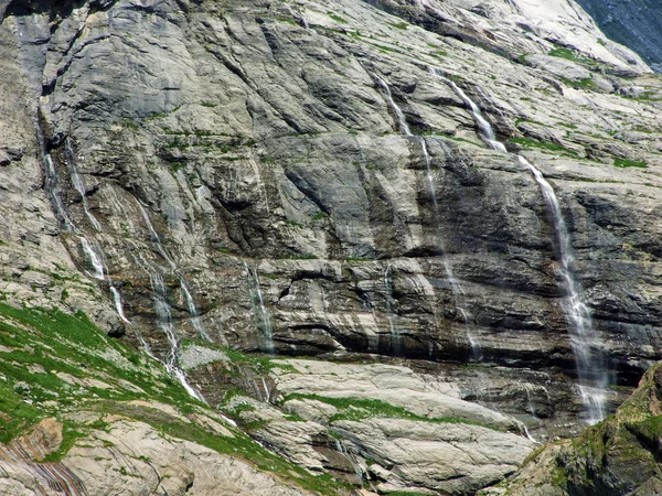 Fontes Cársticas Sazonais Cachoeiras Glaciais Vale Alpino Maderanertal Cantão Uri — Fotografia de Stock