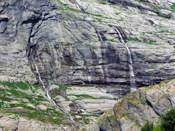 Manantiales Kársticos Estacionales Cascadas Glaciares Valle Alpino Maderanertal Cantón Uri — Foto de Stock