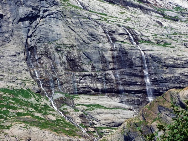 Manantiales Kársticos Estacionales Cascadas Glaciares Valle Alpino Maderanertal Cantón Uri —  Fotos de Stock