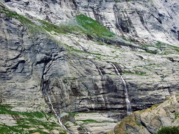 Manantiales Kársticos Estacionales Cascadas Glaciares Valle Alpino Maderanertal Cantón Uri —  Fotos de Stock