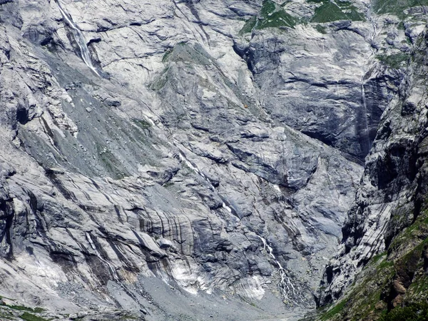 瑞士乌里州高山谷的季节性岩溶泉水和冰川瀑布 — 图库照片