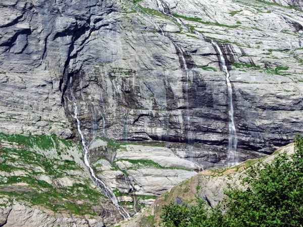 Fontes Cársticas Sazonais Cachoeiras Glaciais Vale Alpino Maderanertal Cantão Uri — Fotografia de Stock