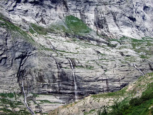 Fontes Cársticas Sazonais Cachoeiras Glaciais Vale Alpino Maderanertal Cantão Uri — Fotografia de Stock