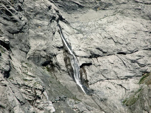 Manantiales Kársticos Estacionales Cascadas Glaciares Valle Alpino Maderanertal Cantón Uri — Foto de Stock