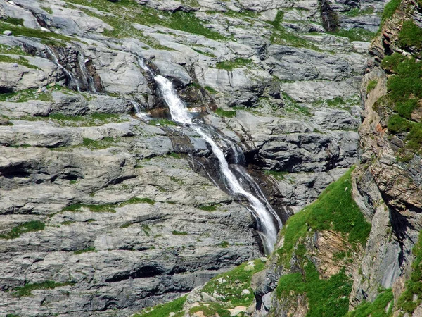 Manantiales Kársticos Estacionales Cascadas Glaciares Valle Alpino Maderanertal Cantón Uri — Foto de Stock
