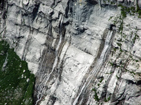 Sources Karstiques Saisonnières Cascades Glaciaires Dans Vallée Alpine Maderanertal Canton — Photo