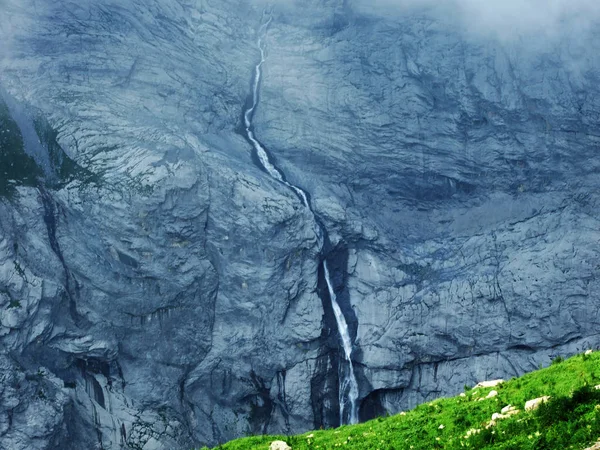 Saisonale Karstquellen Und Gletscherwasserfälle Alpental Maderanertal Kanton Uri Schweiz — Stockfoto