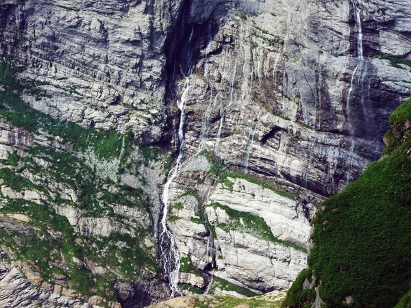 Manantiales Kársticos Estacionales Cascadas Glaciares Valle Alpino Maderanertal Cantón Uri — Foto de Stock