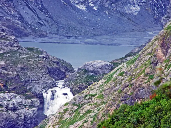 Jezioro Lodowaty Hufisee Wodospad Początku Alpejskiej Doliny Maderanertal Canton Uri — Zdjęcie stockowe