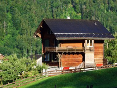 Kırsal geleneksel mimarisi ve hayvan çiftlikleri Sernftal Alp Valley - Canton Glarus, İsviçre
