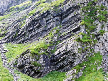Sernftal Alpin vadisindeki taşlar ve kayalar-Glarus Kantonu, Isviçre