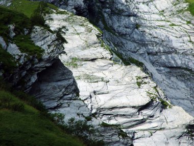 Sernftal Alpin vadisindeki taşlar ve kayalar-Glarus Kantonu, Isviçre