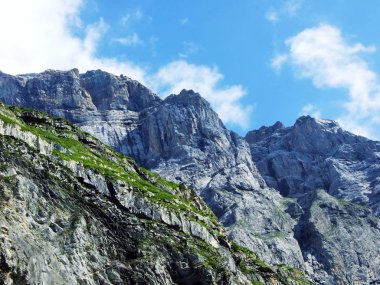 Sernftal Alpin vadisindeki taşlar ve kayalar-Glarus Kantonu, Isviçre