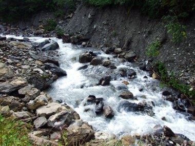 Im Loch alp Vadisi 'nde jetzbach dere-Glarus Kantonu, Isviçre