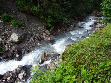 Im Loch alp Vadisi 'nde jetzbach dere-Glarus Kantonu, Isviçre