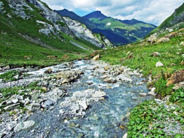 Im Loch alp Vadisi 'nde jetzbach dere-Glarus Kantonu, Isviçre