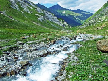 Im Loch alp Vadisi 'nde jetzbach dere-Glarus Kantonu, Isviçre