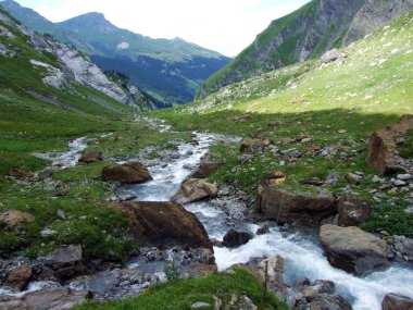 Im Loch alp Vadisi 'nde jetzbach dere-Glarus Kantonu, Isviçre
